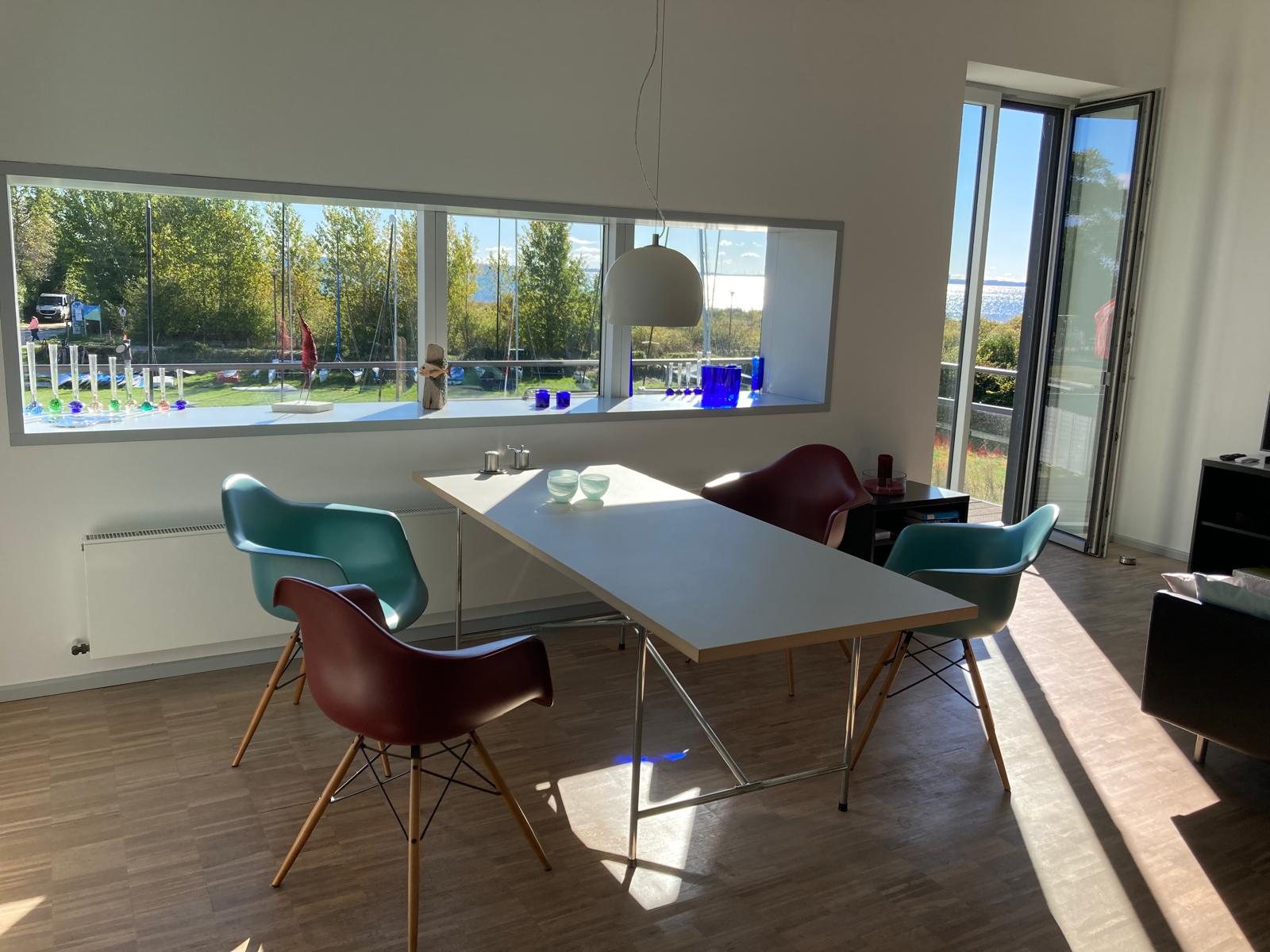 Schlafzimmer mit Doppelbett und elektrisch verstellbarem Lattenrost